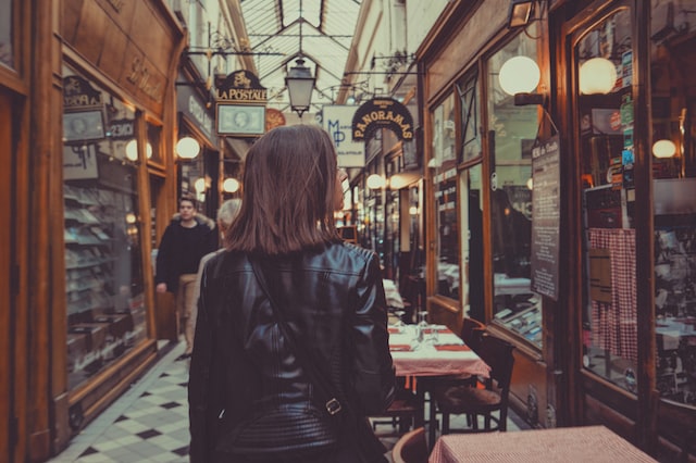 Imagem mostra cena rotineira de pessoas andando em Paris.