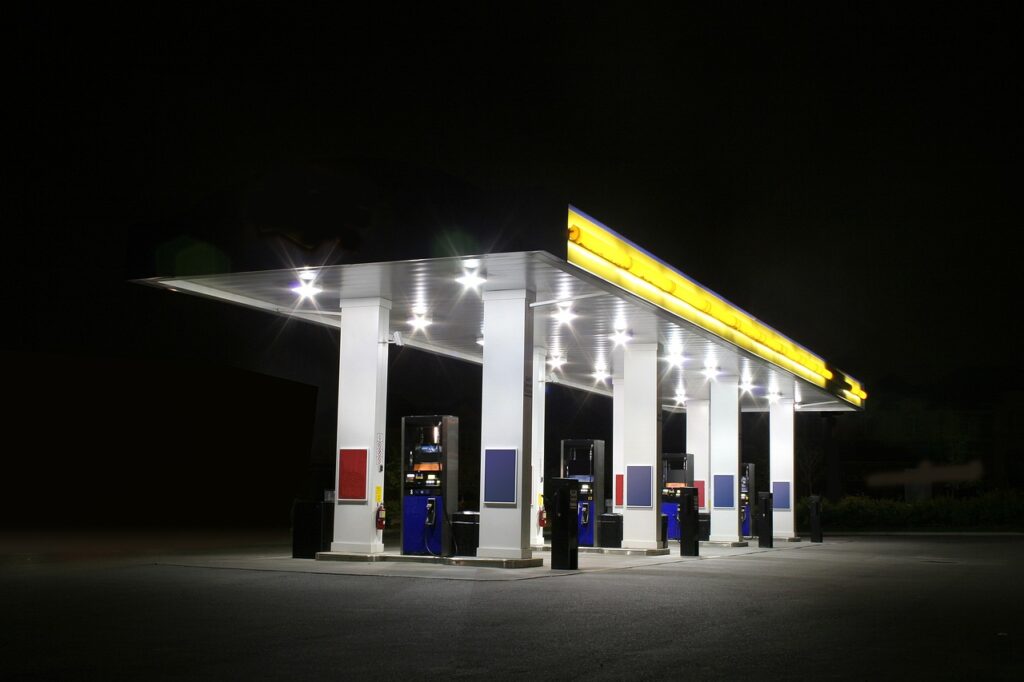 Imagem mostra um posto de combustíveis à noite.