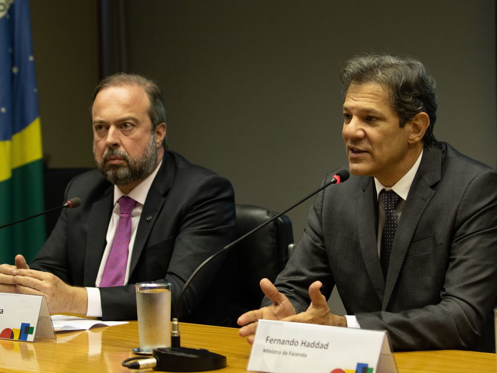 Os ministros das Minas e Energia, Alexandre Silveira e da Fazenda, Fernando Haddad, durante coletiva sobre a volta dos impostos sobre combustíveis