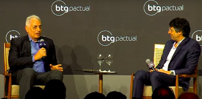 foto de André Esteves com William Waack