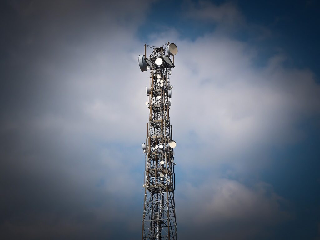 Imagem mostra uma torre de celular.