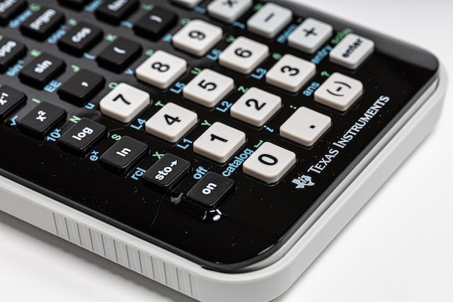 Imagem mostra uma calculadora.