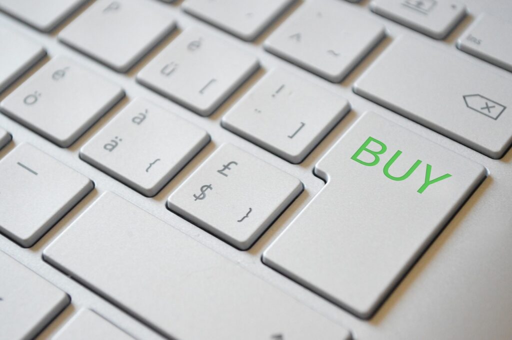 Imagem mostra um teclado de notebook com a tecla Compra.