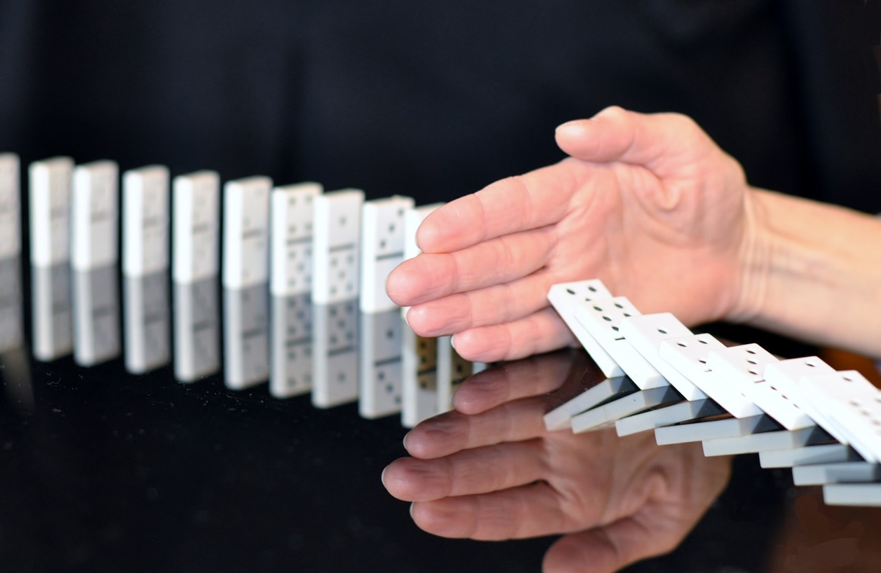 trilha de dominó em queda amparada por mão: fundo multimercado e a opção de diversificação nos investimentos, sem aumentar risco