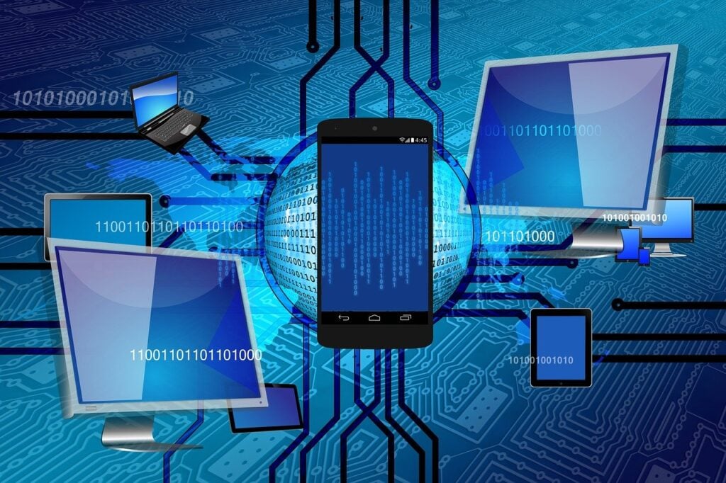 Imagem mostra periféricos de comunicação e computação permeados de códigos de tecnologia.