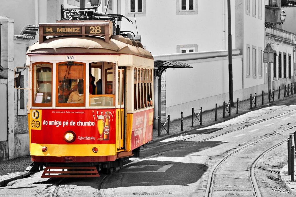 Imagem mostra um bondinho de Lisboa, em funcionamento.