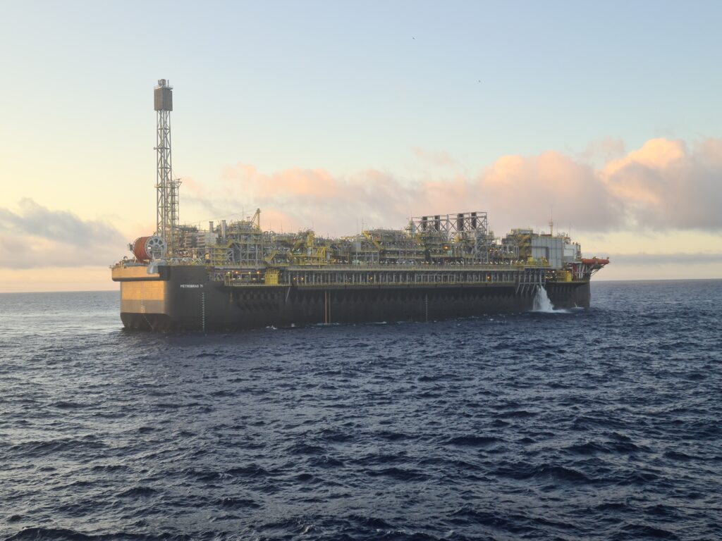 Imagem mostra plataforma na produção da Petrobras (PETR3; PETR4)