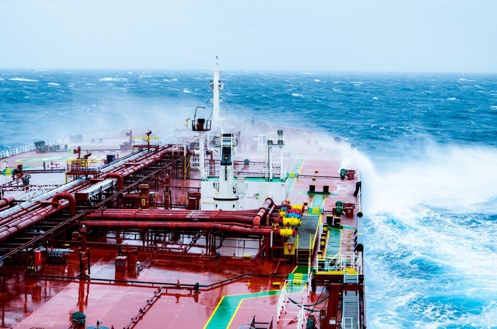 Imagem mostra fortes ondas sobre uma plataforma de petróleo.