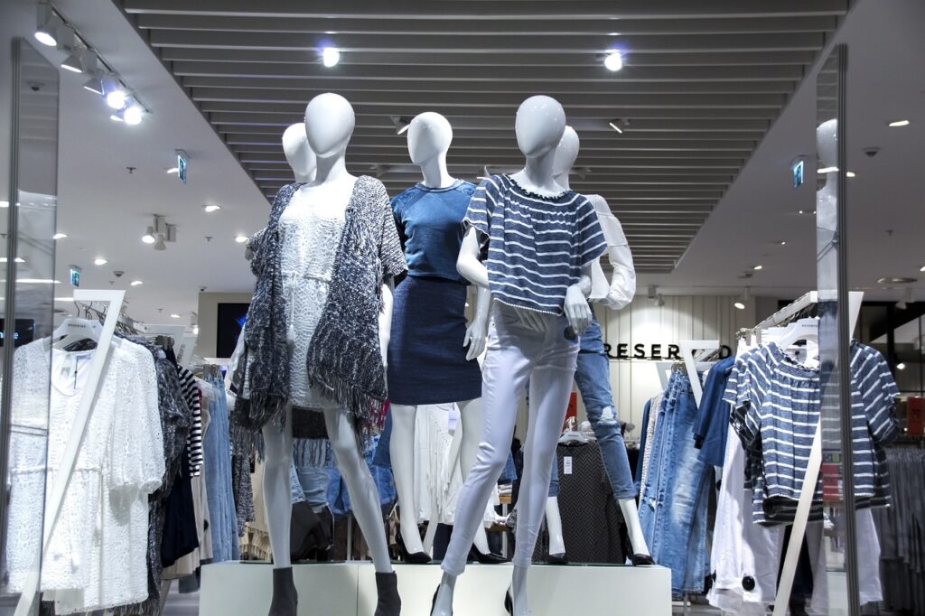 Imagem mostra uma vitrine de loja de moda feminina.