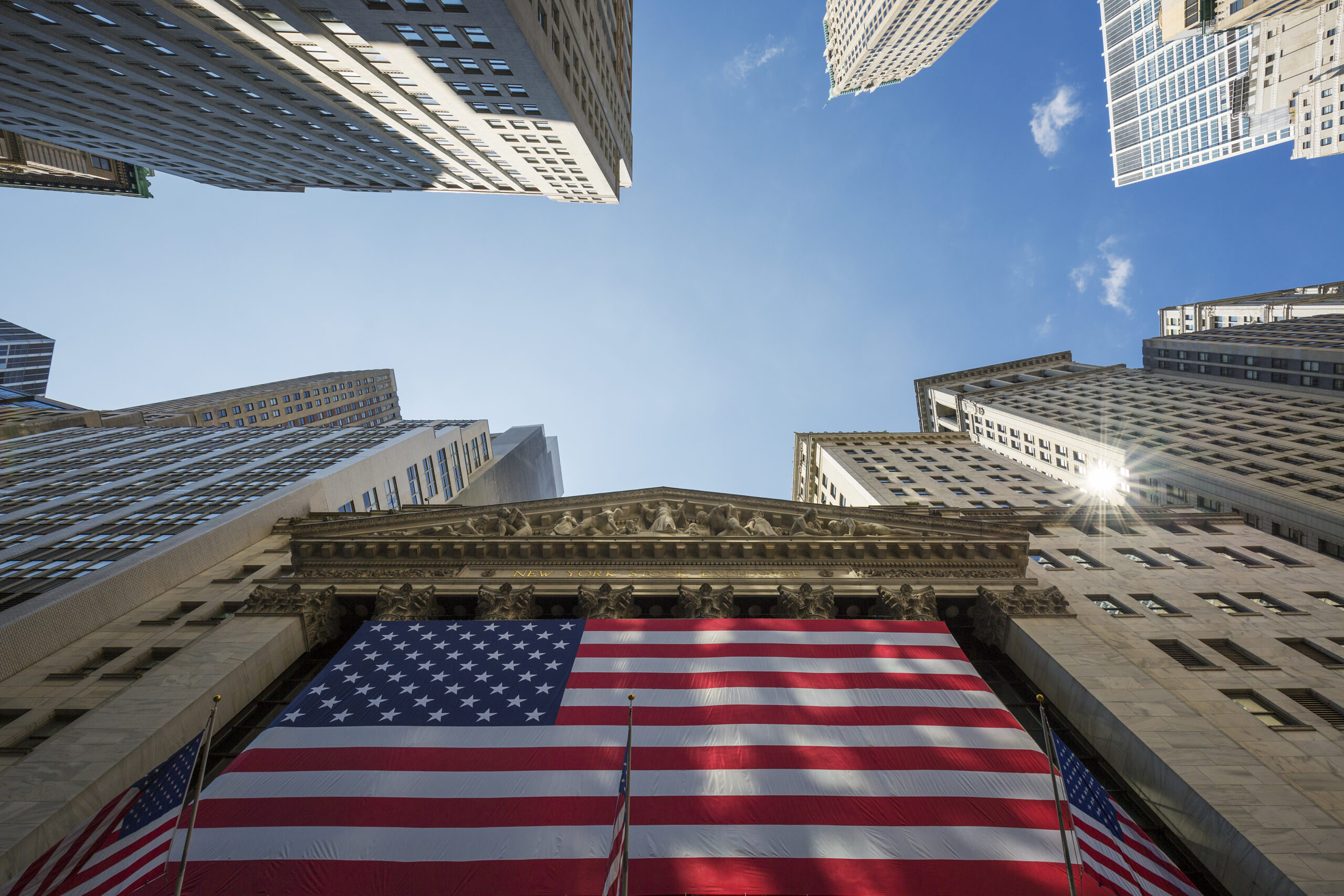Sede da Bolsa de Nova York, com bandeira à frente da fechada, para ilustrar matéria sobre crise de bancos nos EUA