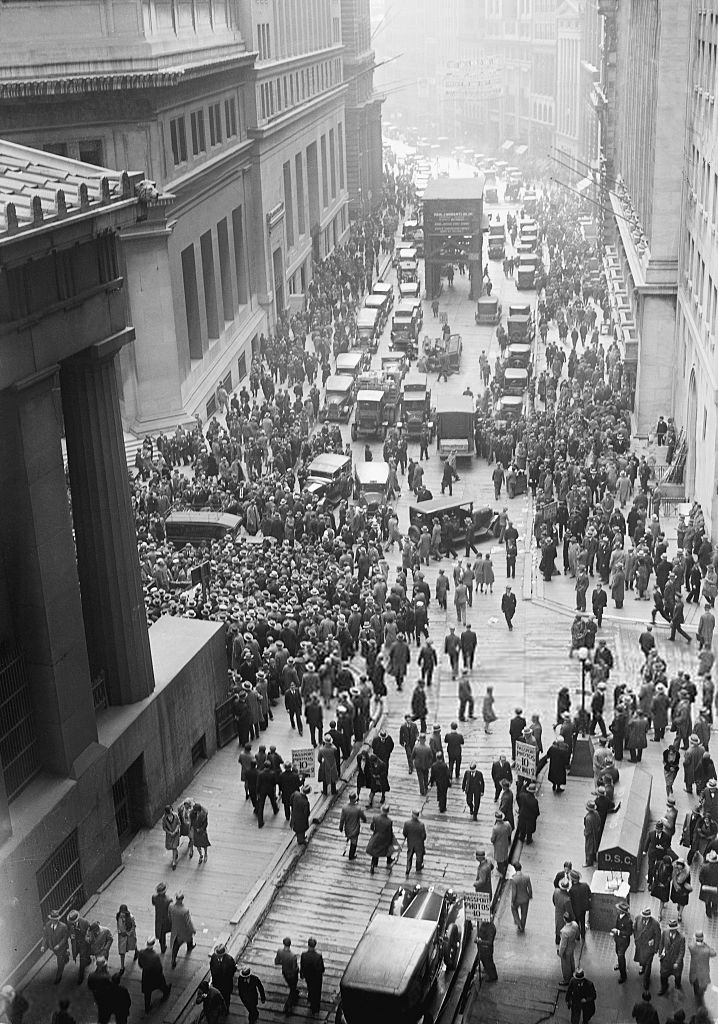 foto da Crise bancária de 1929: pessoas andam por Wall Street após o crash