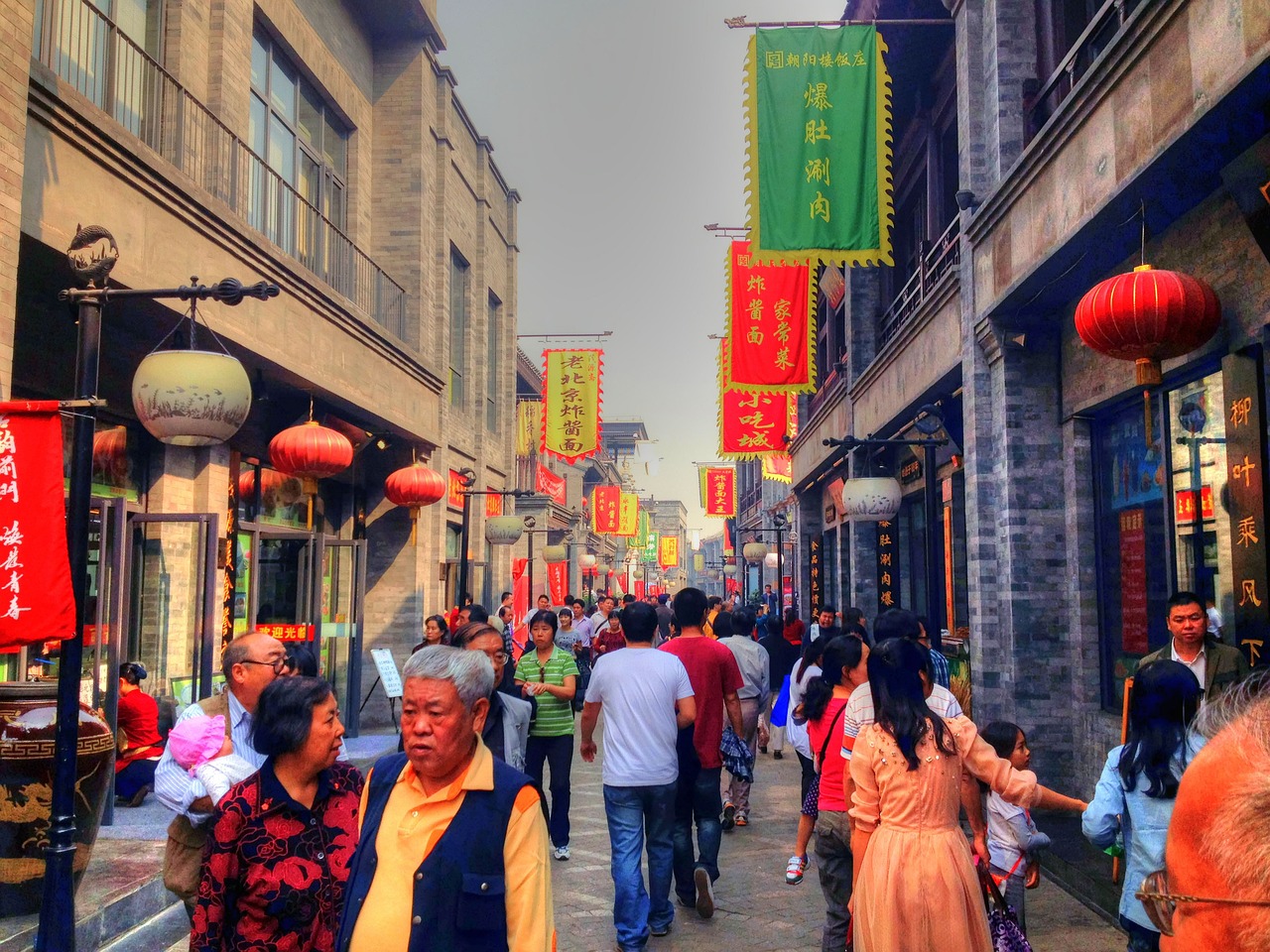 Imagem mostra um calçadão de Beijing.