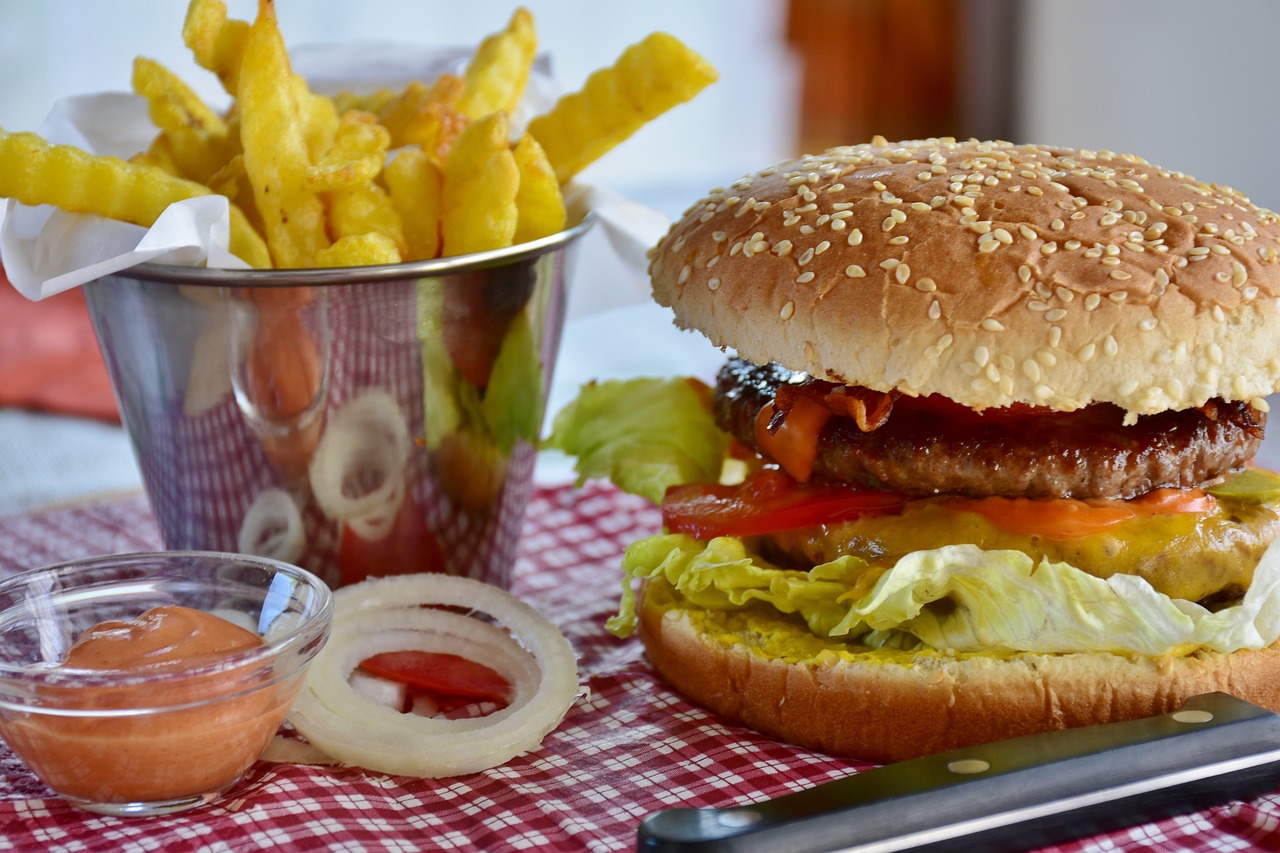 Imagem de hamburger com batata frita