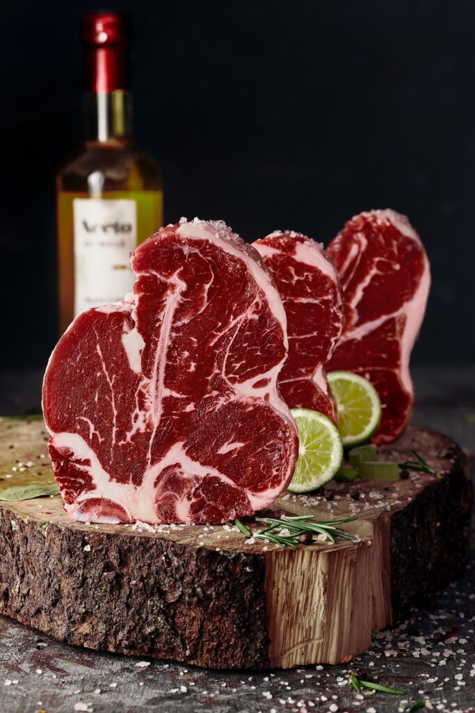 Imagem mostra algumas peças de carne bovina prontas para o preparo.