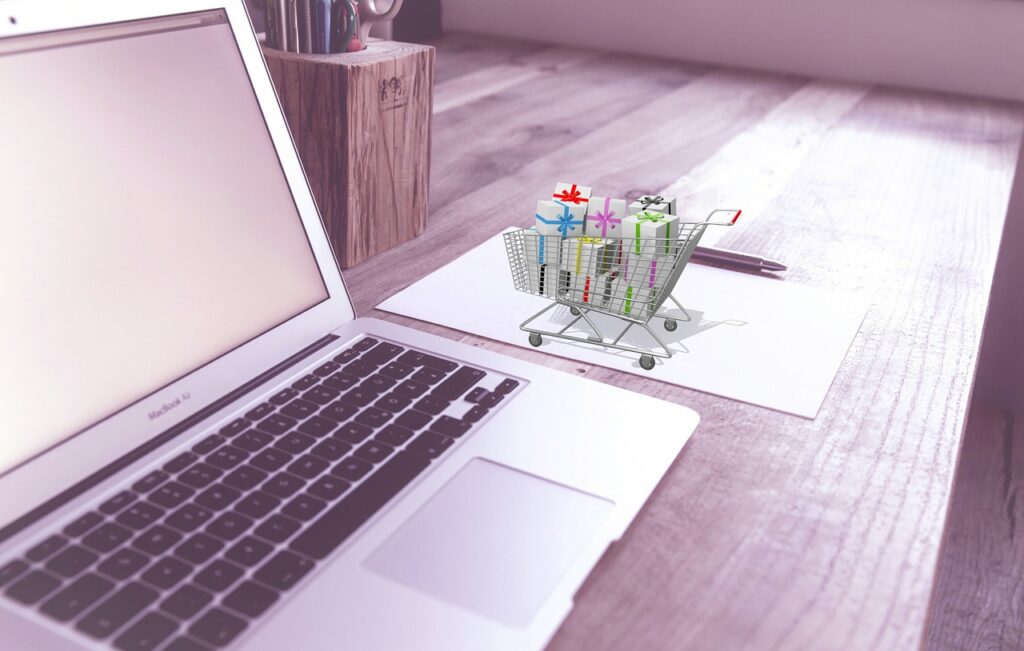 Imagem mostra um notebook aberto em um e-commerce.