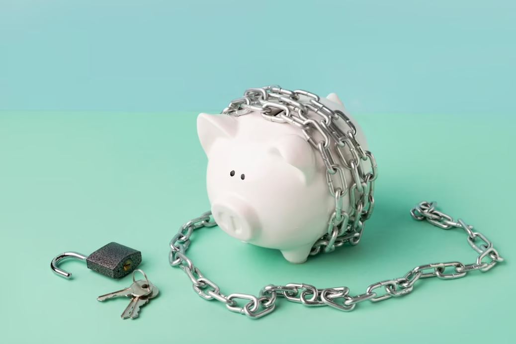 como se proteger da crise bancária: imagem de cofre de porquinho, preso por corrente e cadeado