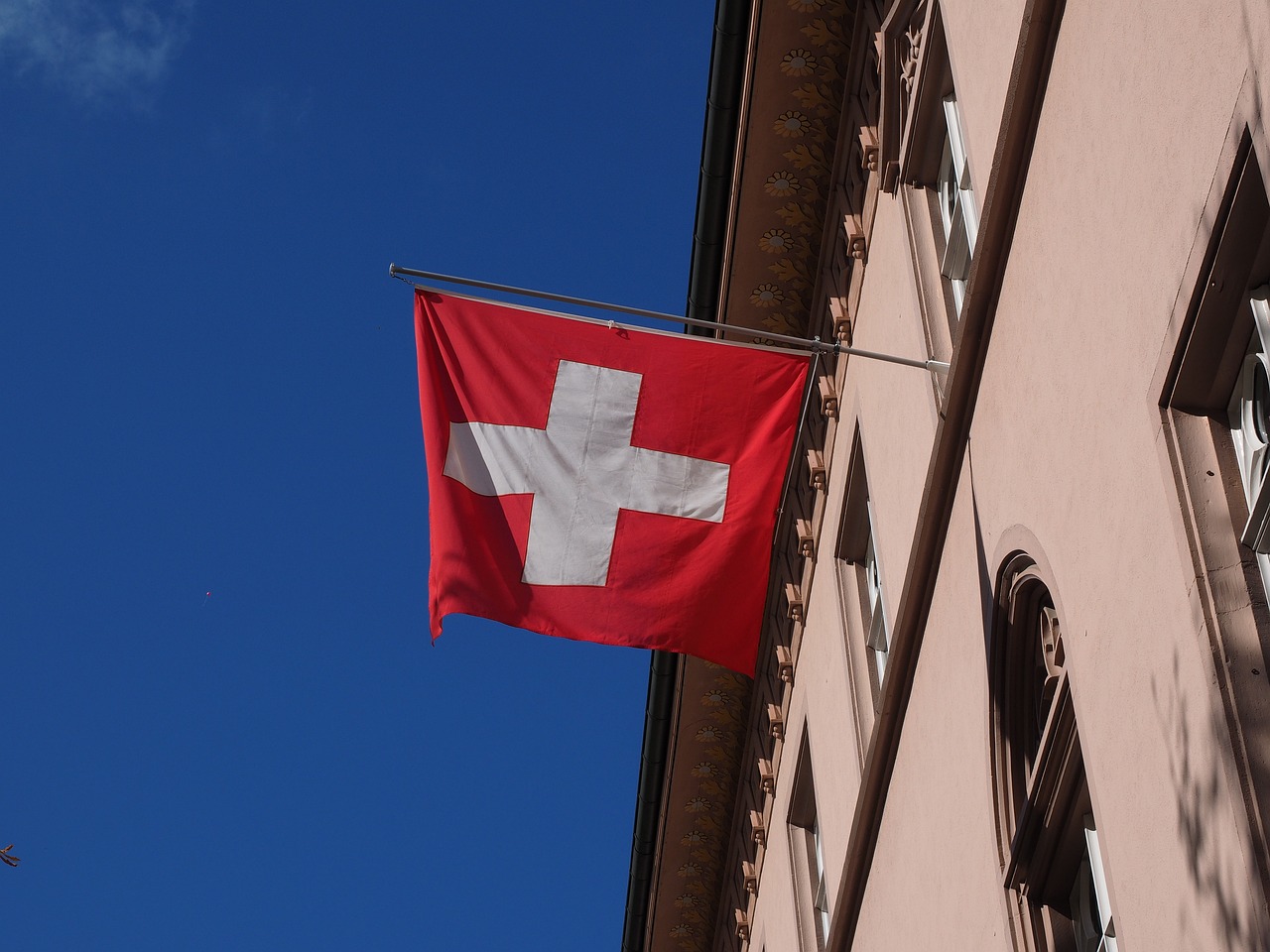 Bandeira da Suíça tremula em prédio