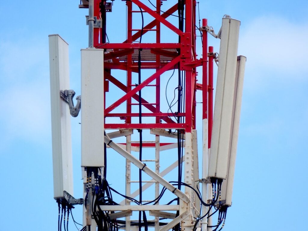 Imagem mostra uma torre de internet 5G.