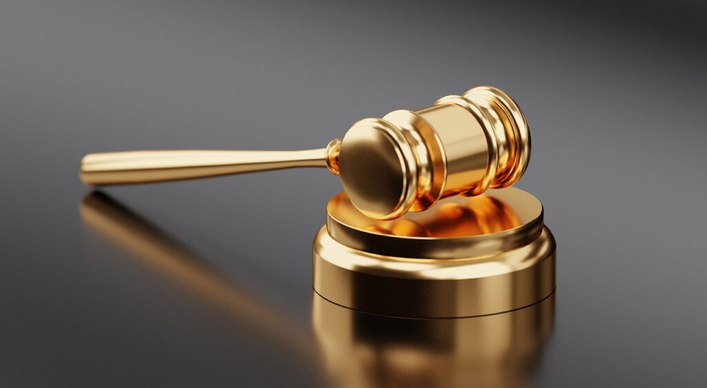 Imagem mostra o martelo de um tribunal de Justiça.