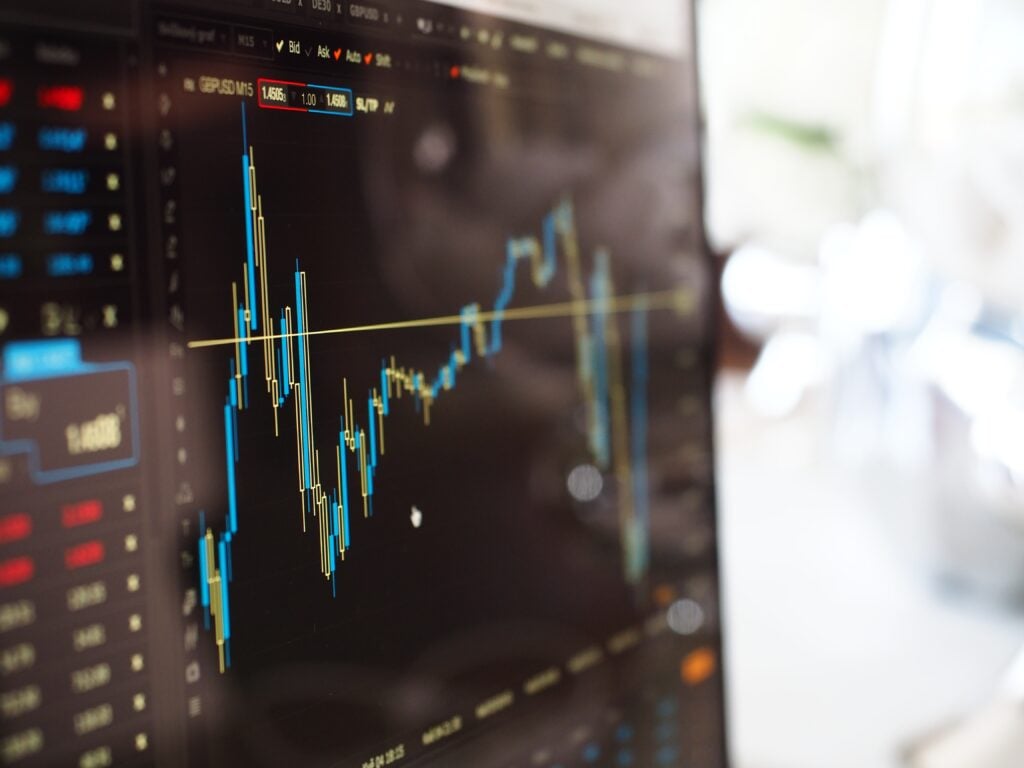 FOTO DE GRÁFICO DE AÇÕES, MOSTRANDO A volatilidade do mercado financeiro