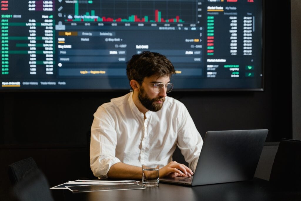 Foto de Homem operando no mercado financeiro