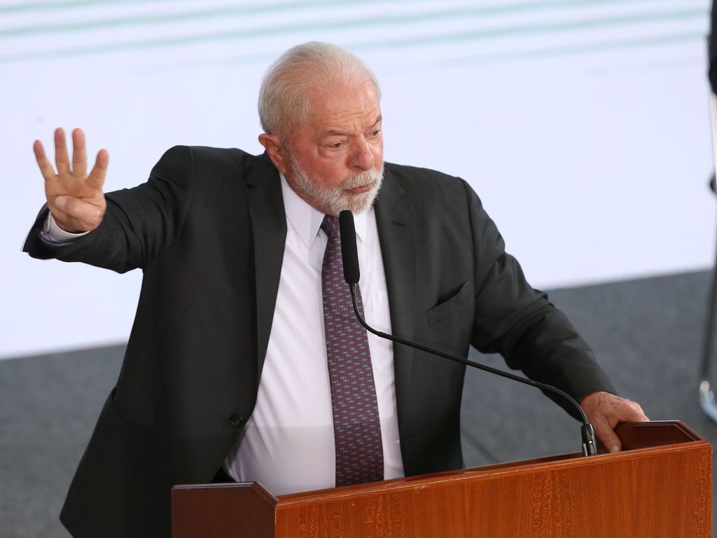 Imagem mostra o presidente Lula discursando.