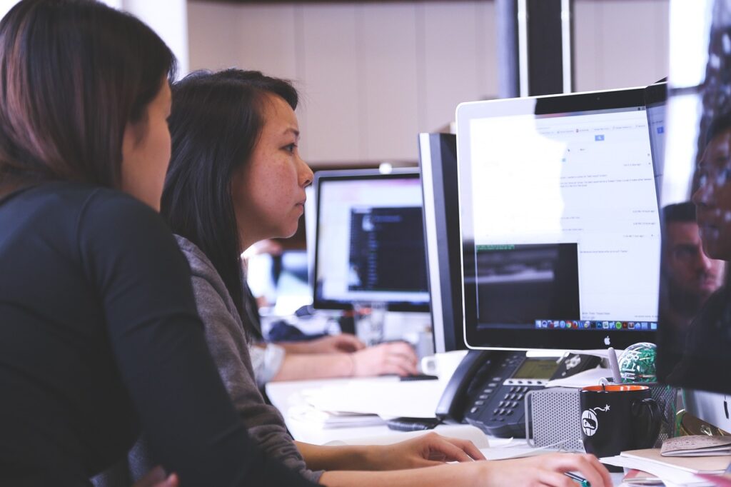 Imagem mostra duas analistas conferindo as notícias sobre o Silicon Valley Bank.