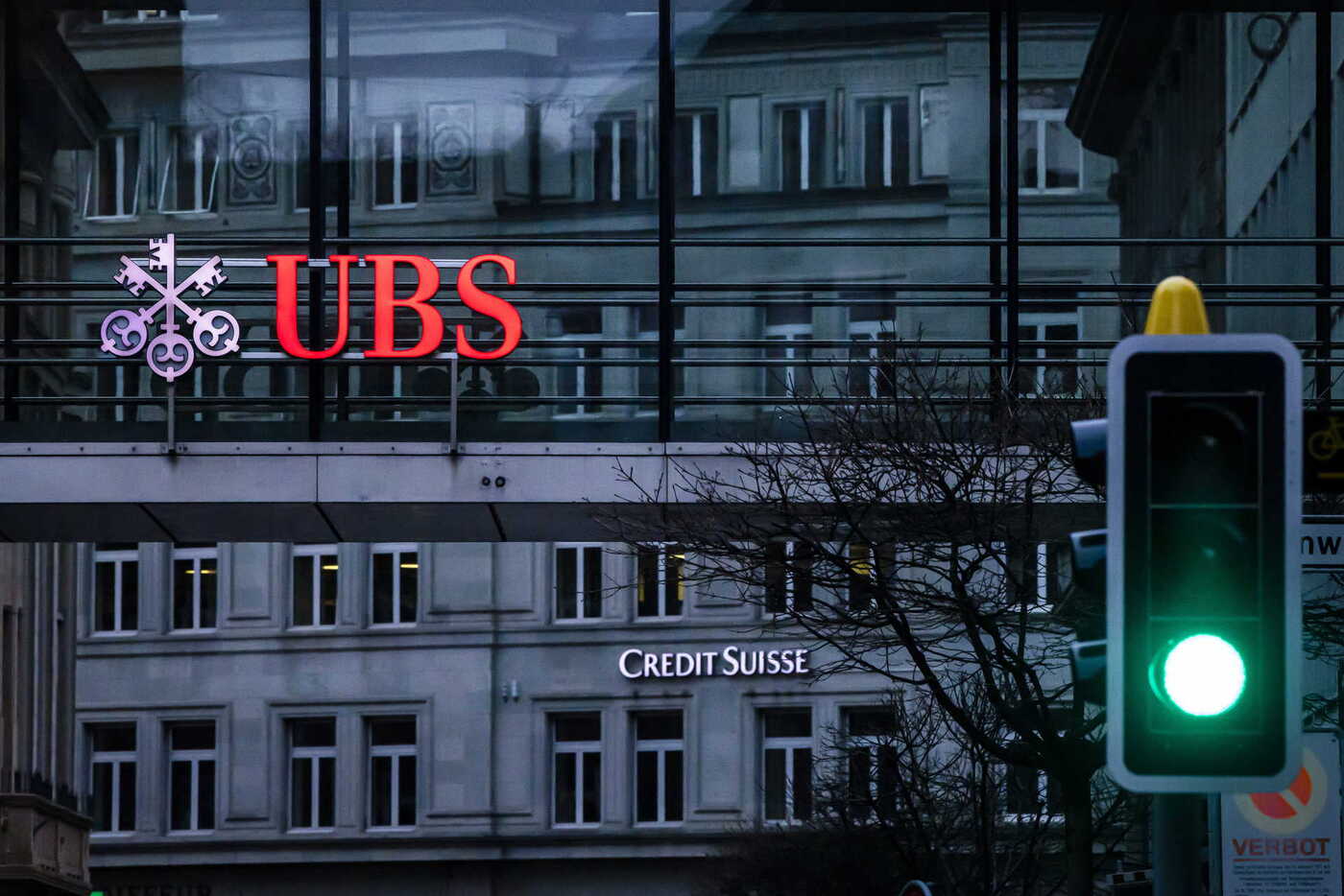Imagem mostra o UBS e o Credit Suisse.