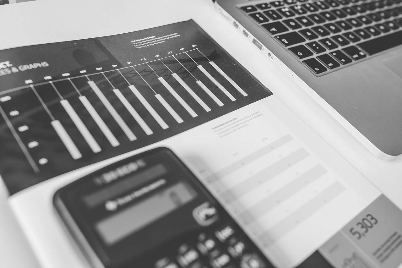 Imagem de calculadora, gráficos e notebook: Perspectivas para investimentos: um panorama do cenário econômico atual