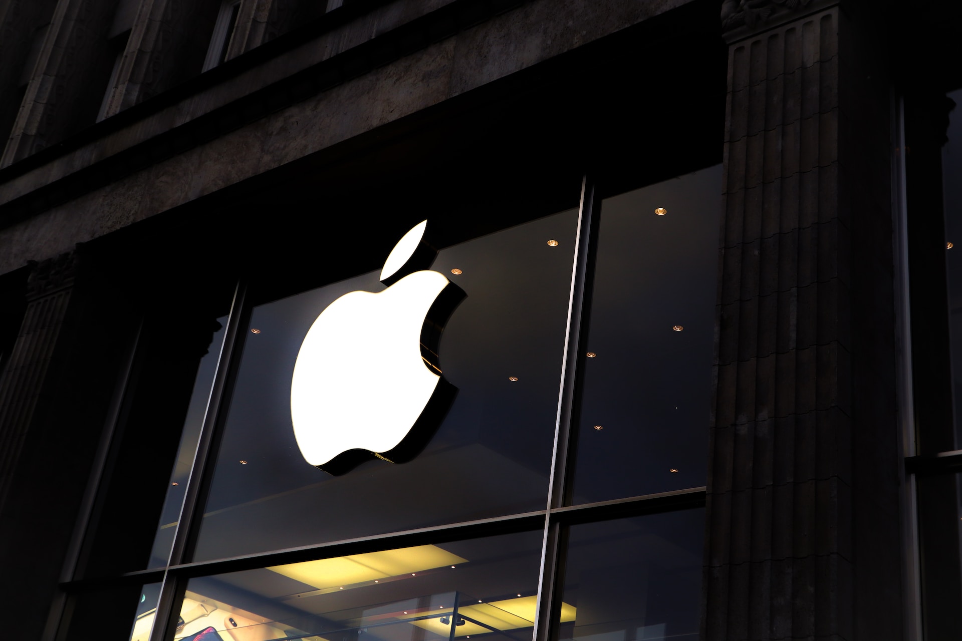 Imagem mostra a fachada da Apple.