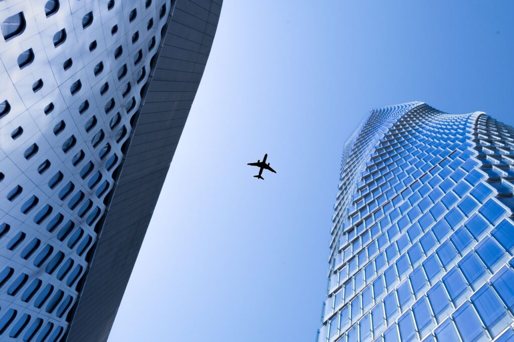 Imagem mostra um avião no ceu.