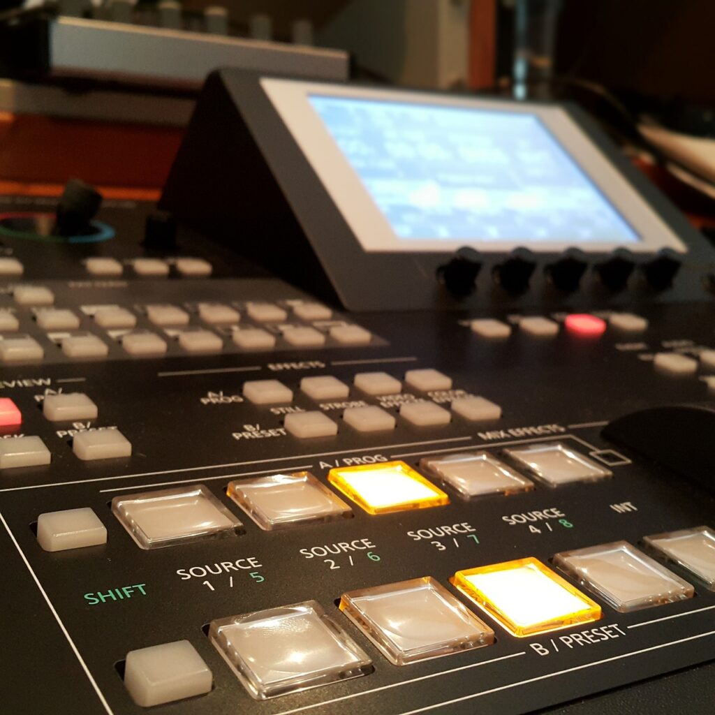Imagem mostra um switcher, de edição e cortes.