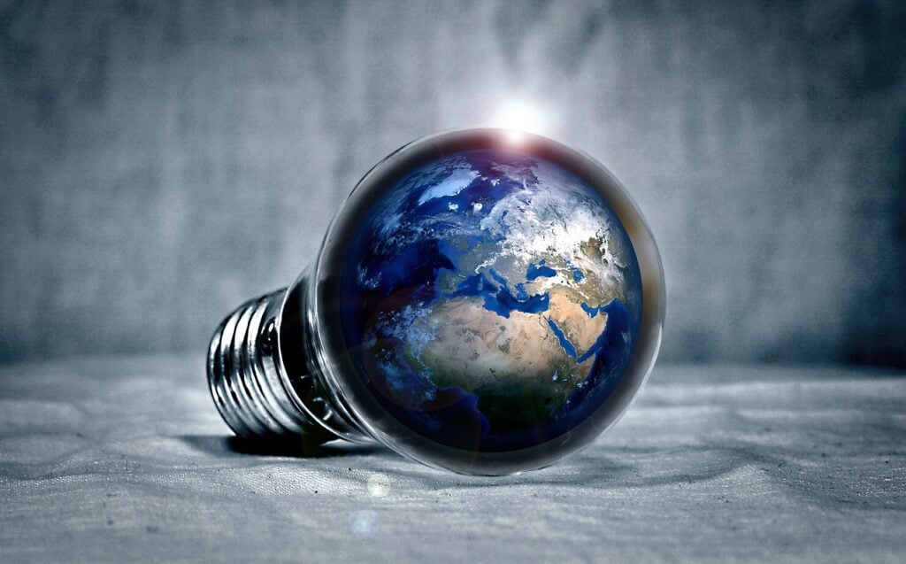 Imagem mostra o planeta terra dentro de uma lâmpada.