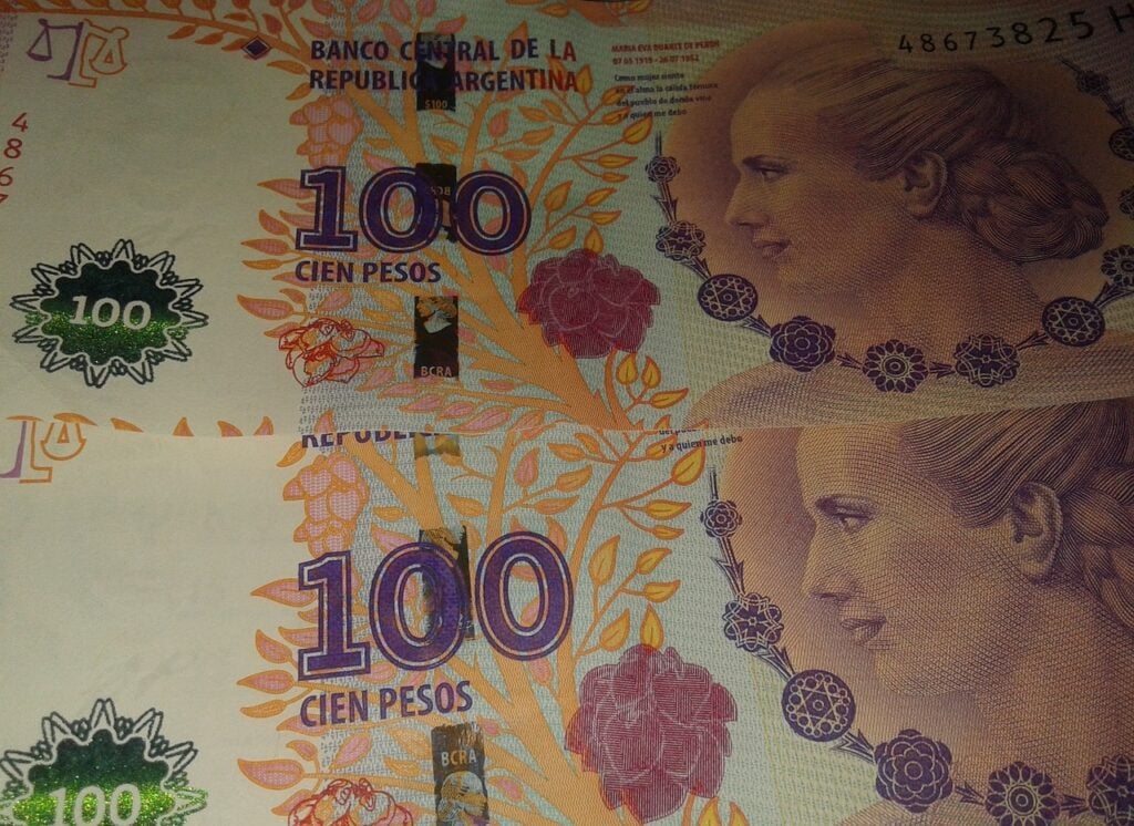 Imagem de notas de 100 pesos argentinos