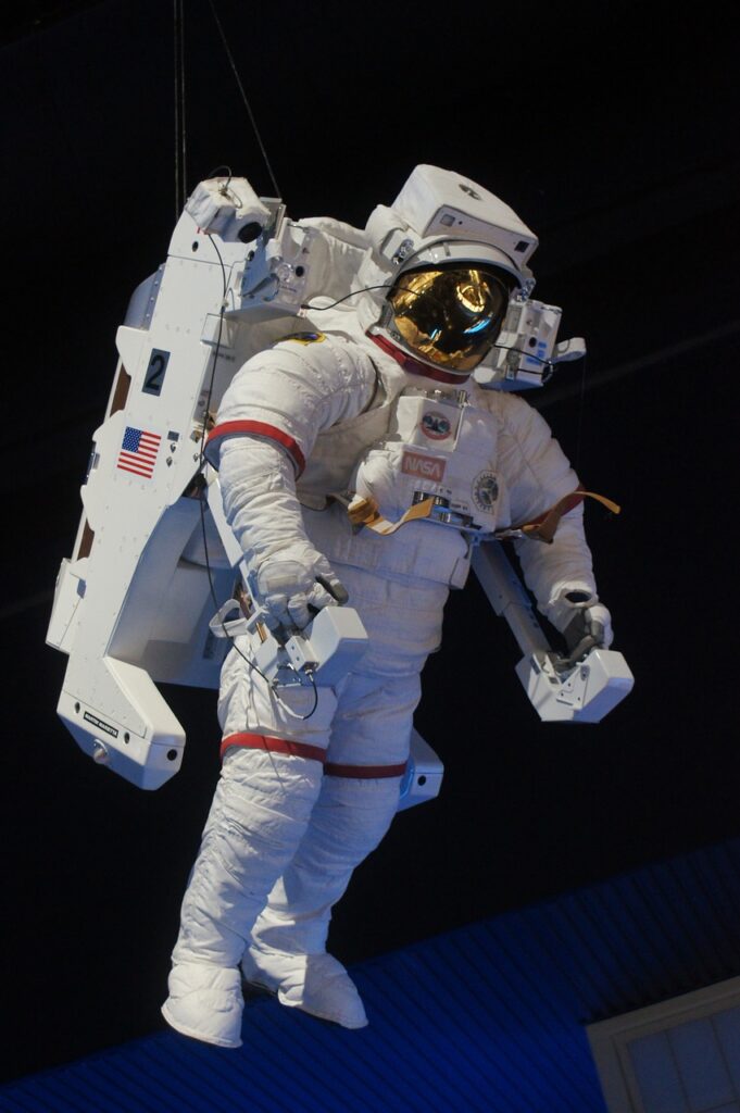 Imagem mostra astronauta no espaço.