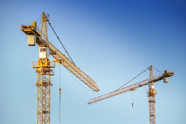 Imagem mostra gruas de construção