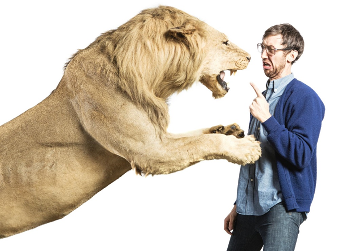 foto de homem encarando um leão: mais tributação