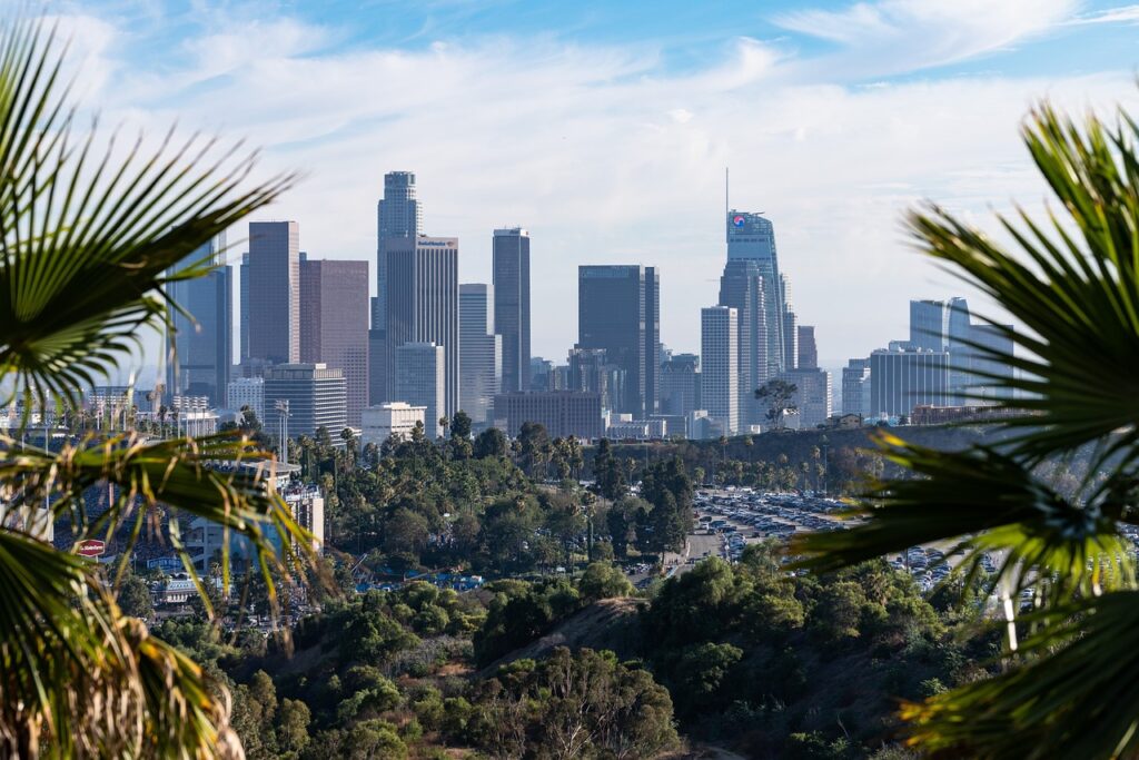 Imagem mostra Los Angeles ao fundo.