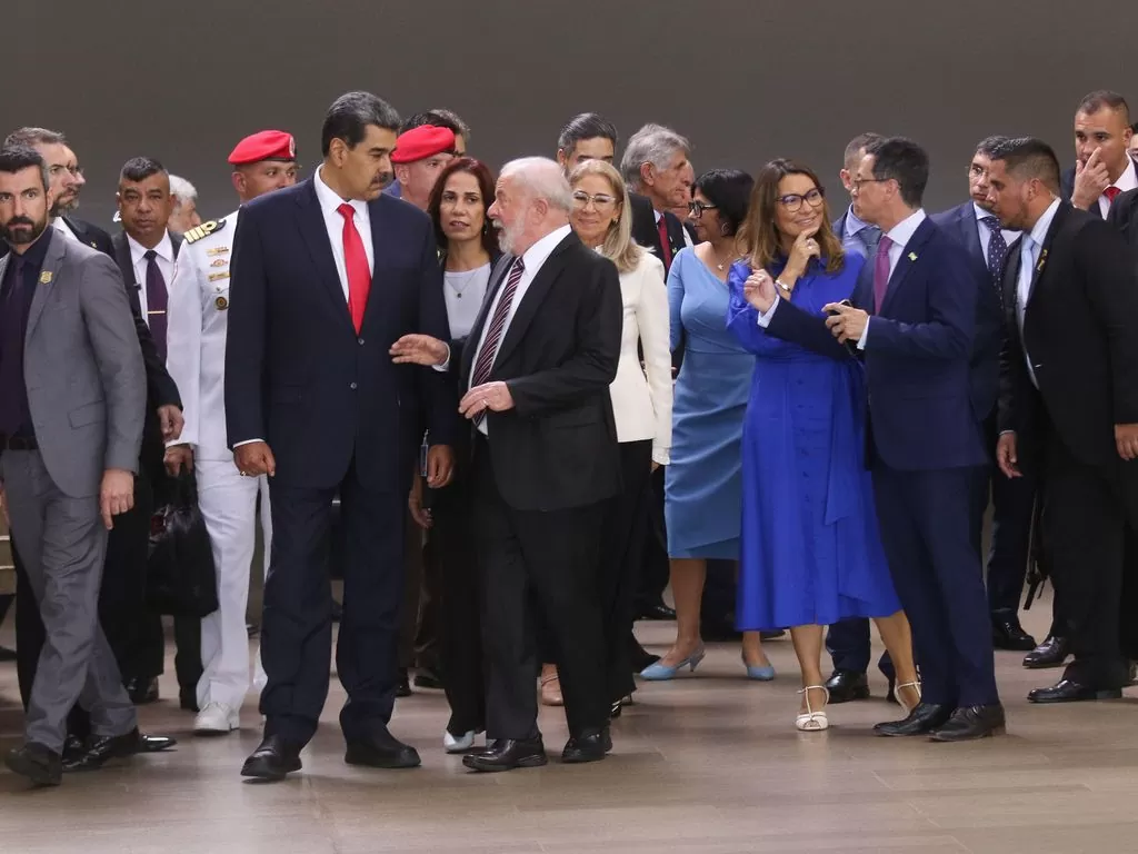 Imagem mostra o presidente da Venezuela e sua comitiva caminhando ao lado de Lula.