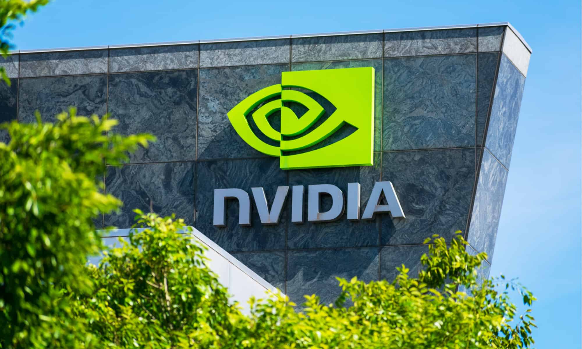 Imagem mostra um muro com a placa da Nvidia.