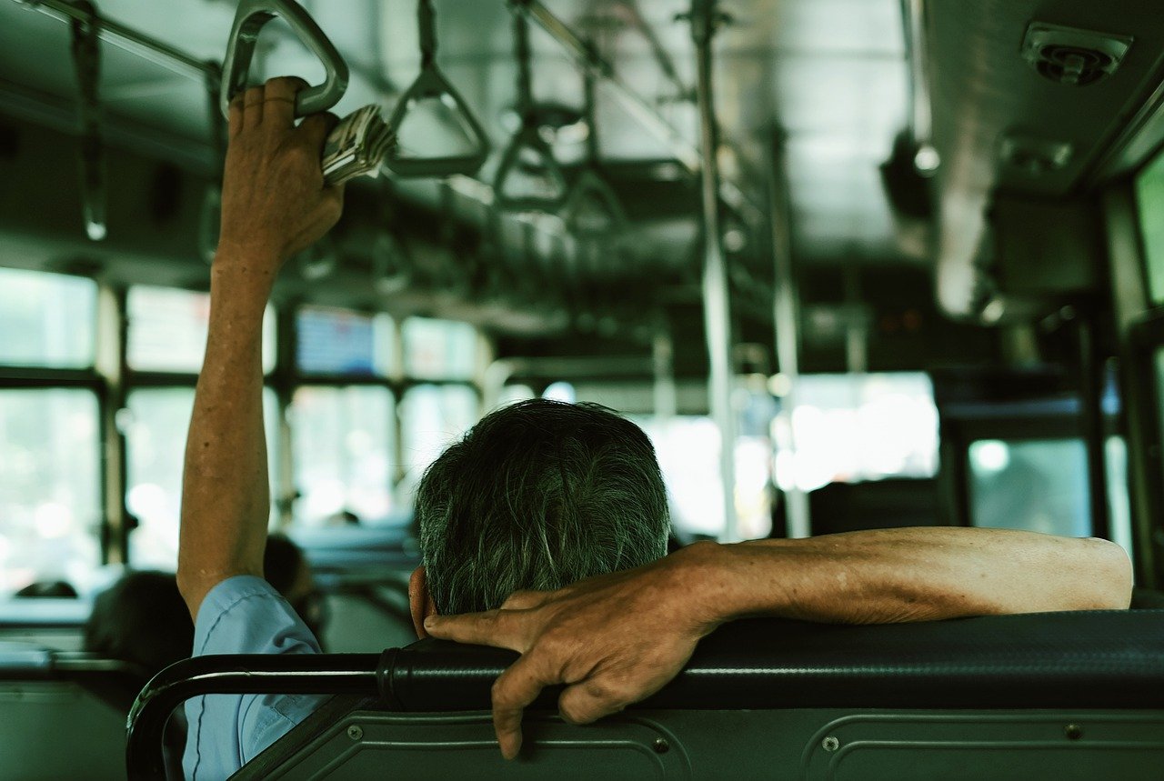 Imagem mostra um cidadão dentro do ônibus.