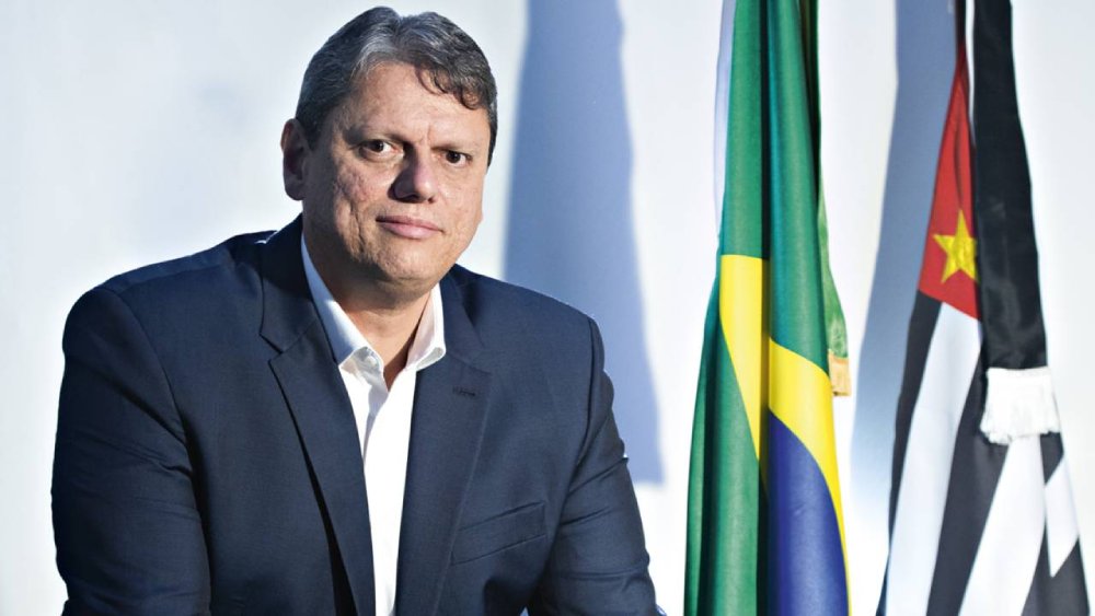 Imagem mostra o governador Tarcísio de Freitas.