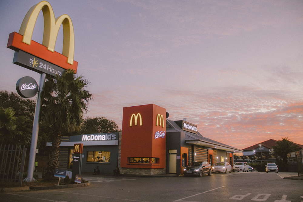Imagem mostra uma unidade do McDonald's.