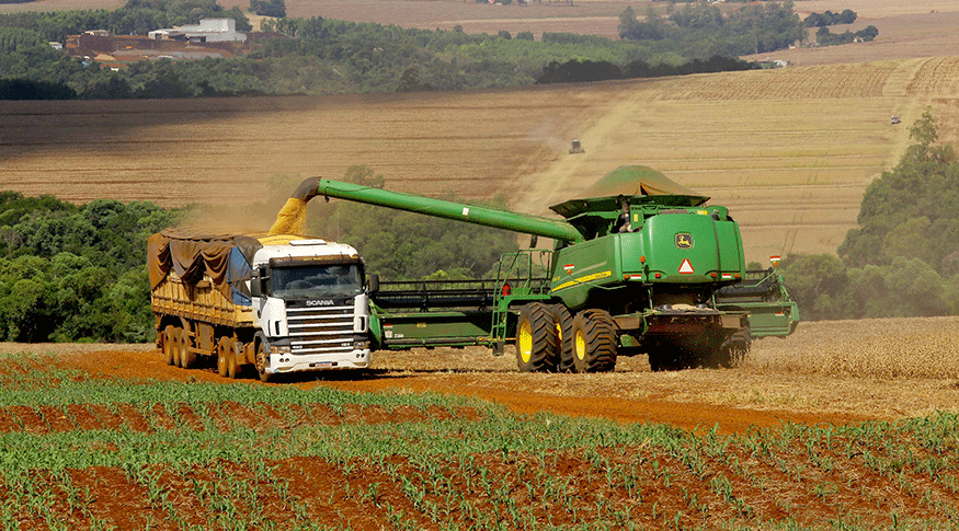 Imagem de caminhão e trator para ilustrar influência do agronegócio no PIB do Brasil