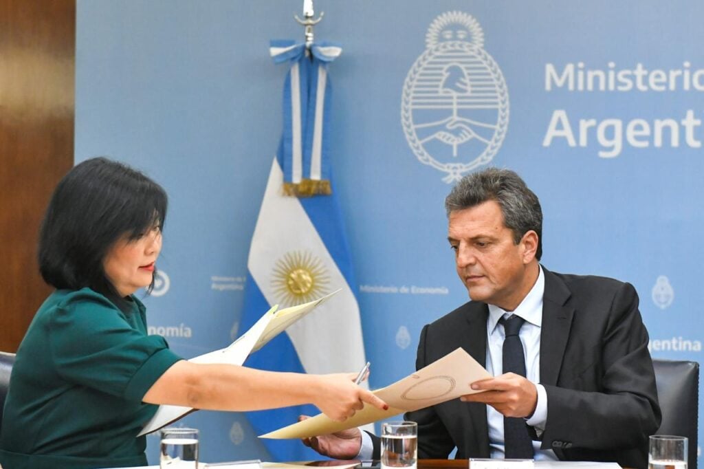 Sérgio Massa despacha com auxiliar