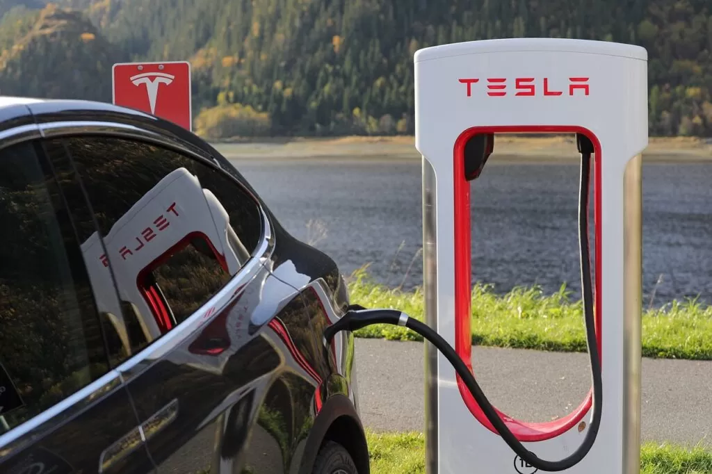 Carro Tesla carregando em uma base de carregamento da empresa. Elon Musk