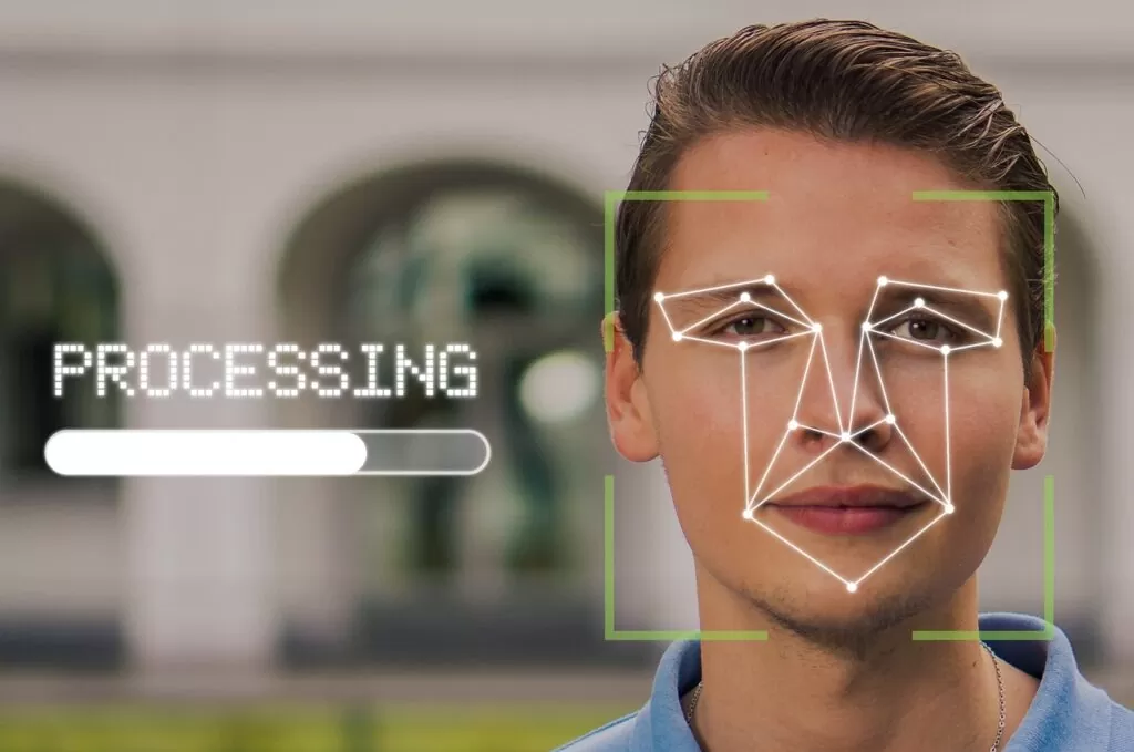 Imagem mostra uma pessoa fazendo a biometria facial.