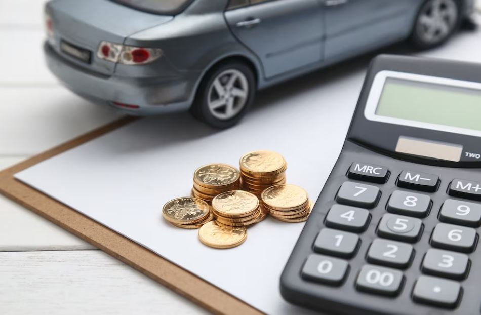 ilustração sobre consórcio ou empréstimo: foto de calculadora, pilha de moedas, papel e carro de brinquedo