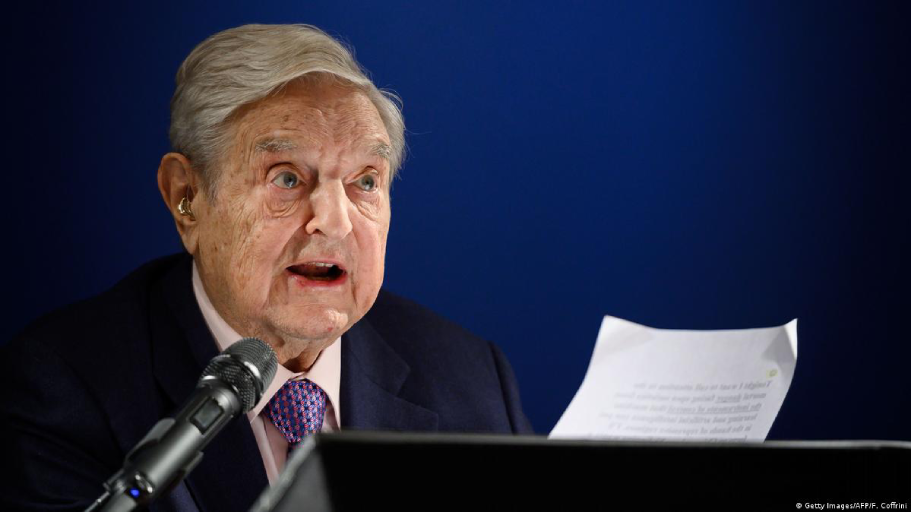 Imagem mostra o empresário George Soros em coletiva.