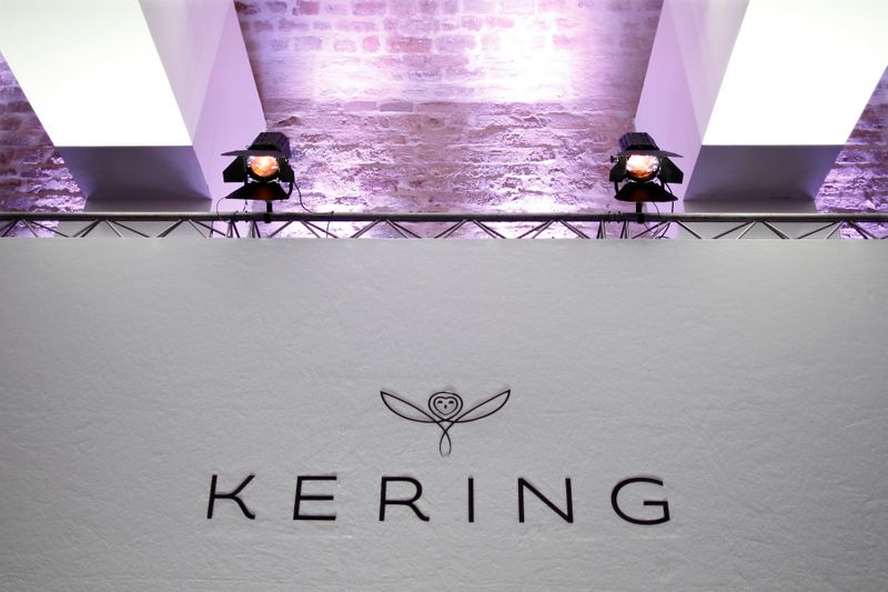 Logo da Kering durante um evento em 2015 na apresentação de resultados em Paris.
Fonte: Divulgação